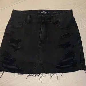 Svart jeans kjol från hollister, tror det är strl S-M (läs på etiketten på bilden för strl) ganska kort och ripped