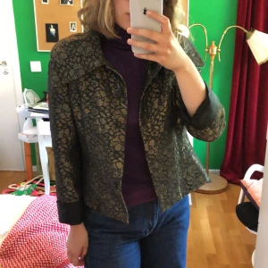 Guldig kavaj - Guldig blommig kavaj med stor krage som passar till festliga tillfällen :) Kan mötas eller skicka 