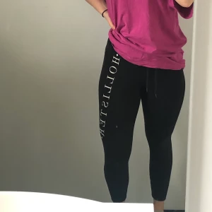 Mjukisbyxor Hollister - Mjukisbyxor från Hollister, lite tajtare modell. Storlek M. Möts upp eller fraktar (55kr)