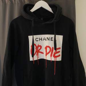 En snygg svart hoodie med Chanel or die tryck på. Från galleriet. I Storlek XS men passar även i storlek S. Är tyvärr inte till användning längre därför säljer jag den. Orginal pris 1,400kr 🖤❤️