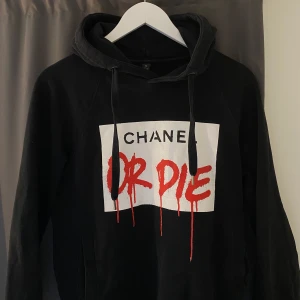 Chanel or die hoodie - En snygg svart hoodie med Chanel or die tryck på. Från galleriet. I Storlek XS men passar även i storlek S. Är tyvärr inte till användning längre därför säljer jag den. Orginal pris 1,400kr 🖤❤️