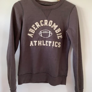 Collegetröja från Abercrombie  - Fint skick och passar till mycket! 