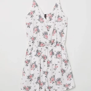 Byxdress  - Byxdress från hm i stl 36, i nyskick. Har fickor och justerbara band