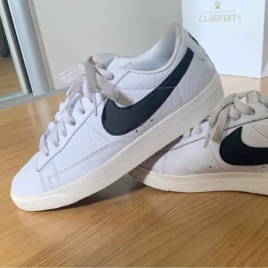 Nike skor - Nypris: 760kr Nike sneakers🕺🏻 Skicket är i princip oanvänt, använd endast ett fåtal gånger! frakt ingår!🌷🌷🌷