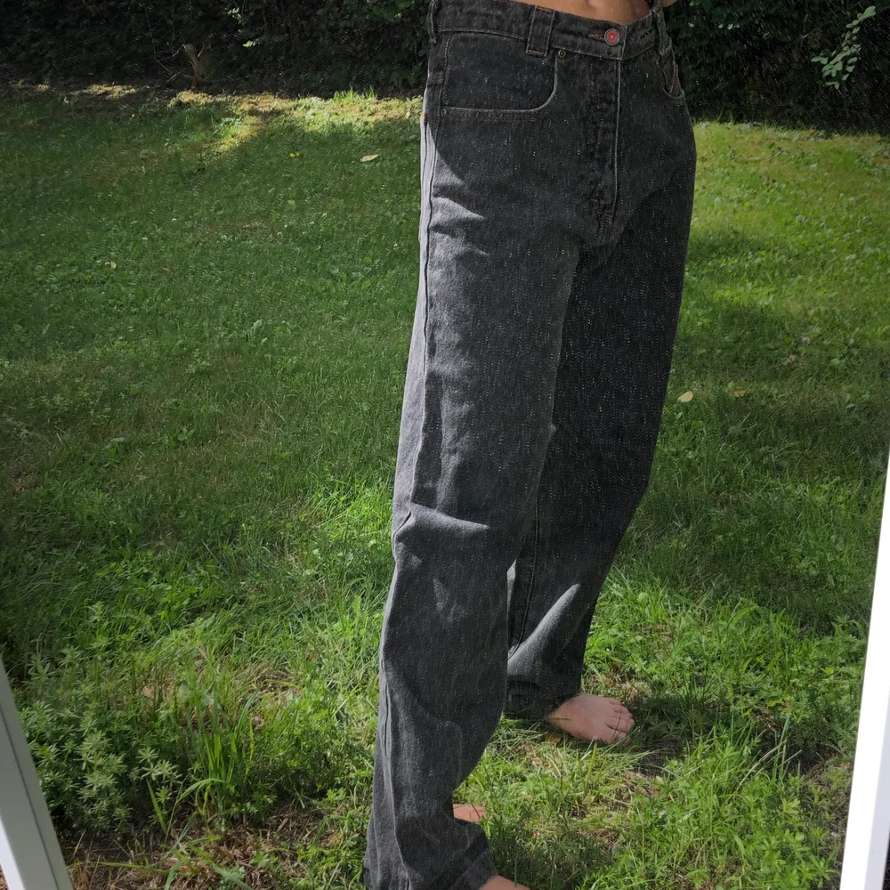 Coola jeans med detaljer, de är svart/ gråa. Jag är en xs/ s och de sitter snyggt baggy. Är 163 cm. . Jeans & Byxor.