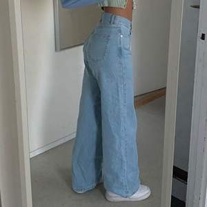 Säljer mina wide leg jeans ifrån Junkyard. Har sällan använts och är i bra skick! Jag är 164 cm. Passformen är otroligt bra.