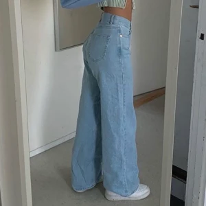 Wide leg jeans - Säljer mina wide leg jeans ifrån Junkyard. Har sällan använts och är i bra skick! Jag är 164 cm. Passformen är otroligt bra.