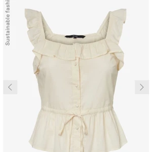 Linne Vero moda - Helt nytt sött linne från Veromoda med volanger på axlarna och knytning i midjan! Prislapp finns kvar, nypris 349.