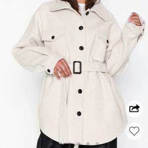 Säljer denna jacka/kappa, använd fåtal gånger