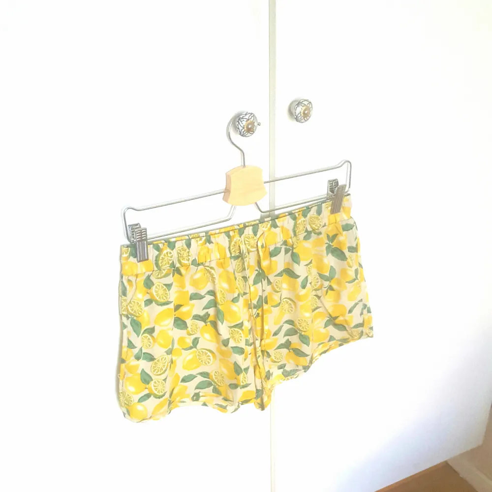 Högmidjade shorts med citroner 🍋🍋 finns i Skåne annars tillkommer frakt 🍎. Shorts.