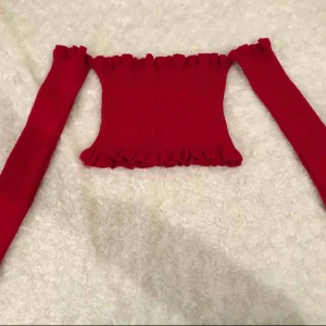  - fint röd off shoulder troja 