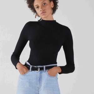  - Finstickad ribbad Halvpolo från Bershka, oanvänd. Säljes pga råkat köpa 2 st. 80% viskos (dvs supermjuk) 