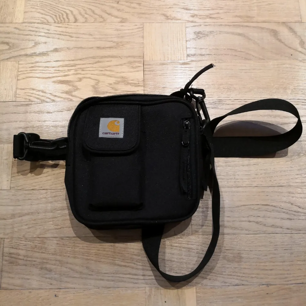 Snyggaste väskan från Carhartt😍😍😍😍❤️ använd en gång, därav i superfint skick❤️😘 Eventuell frakt betalas av köparen❤️  (iPhone 6 på bild för att få en uppfattning på storleken) . Väskor.