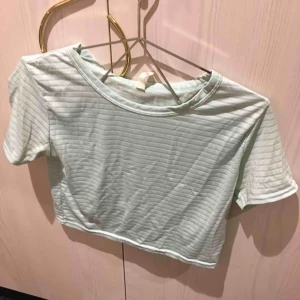  - Jättesnygg och skön tröja i croptop-modell. Mintgrön i färgen, jättesnygg när man är brun! Materialet är väldigt mjukt och svalt, perfekt till sommaren. Lite lätt genomskinlig, Köpt i Köpenhamn. 