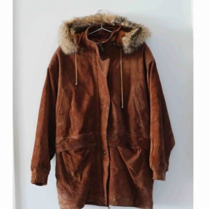  - Jättefin & varm vinterjacka från Saki Polar Collection Orginal / Vintage 1980-tal / Läder / Avtagbar luva/päls