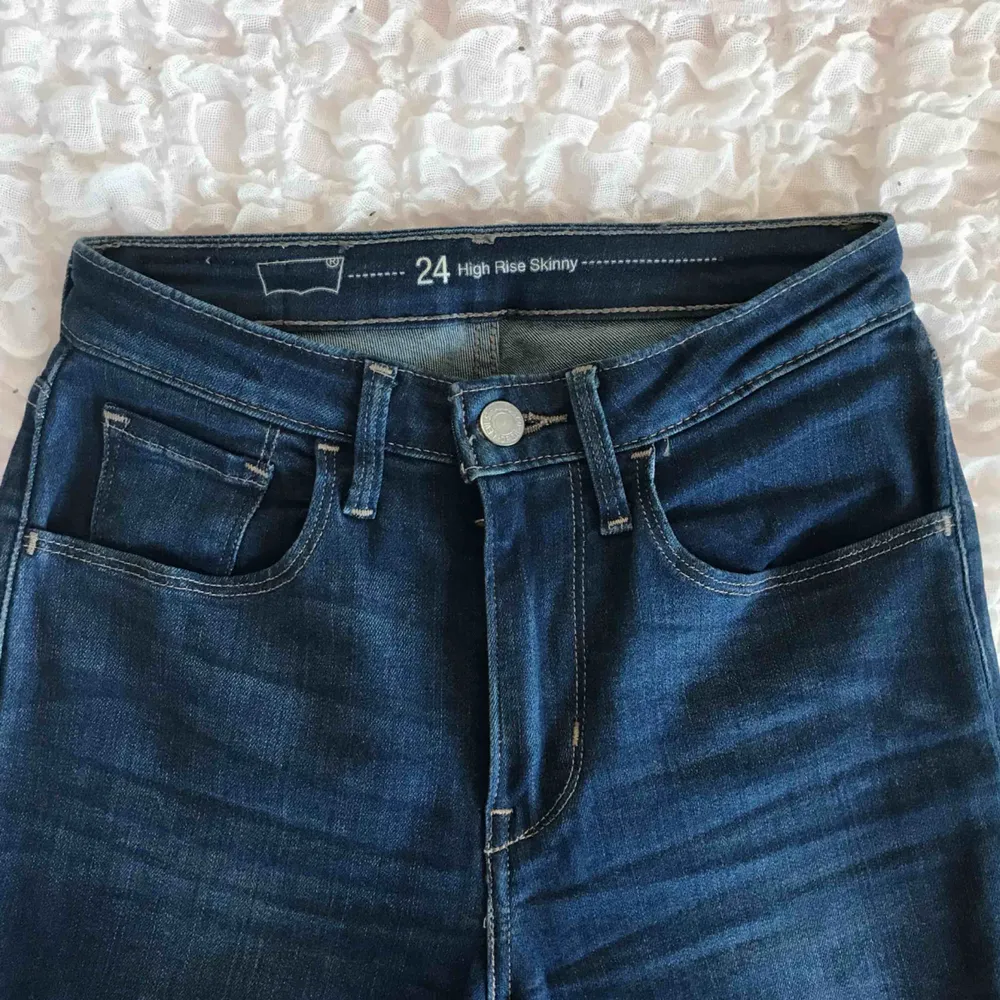 High waisted skinny jeans från Levi’s. Formar rumpan & midjan väldigt bra! Endast använda 2 gånger, därav i nyskick. Hämtas i Falun eller fraktas. . Jeans & Byxor.