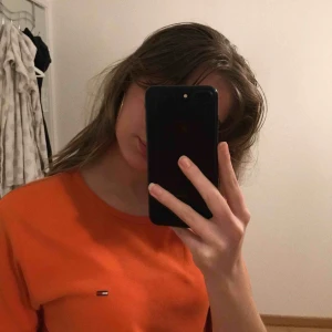  - En orange t-shirt från tommy hilfiger, använd 1 gång. Frakt 40kr eller mötas upp inom stockholm. 