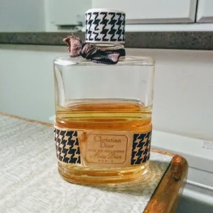  - Eau de cologne Miss Dior av Christian Dior. C:a 50 ml kvar.