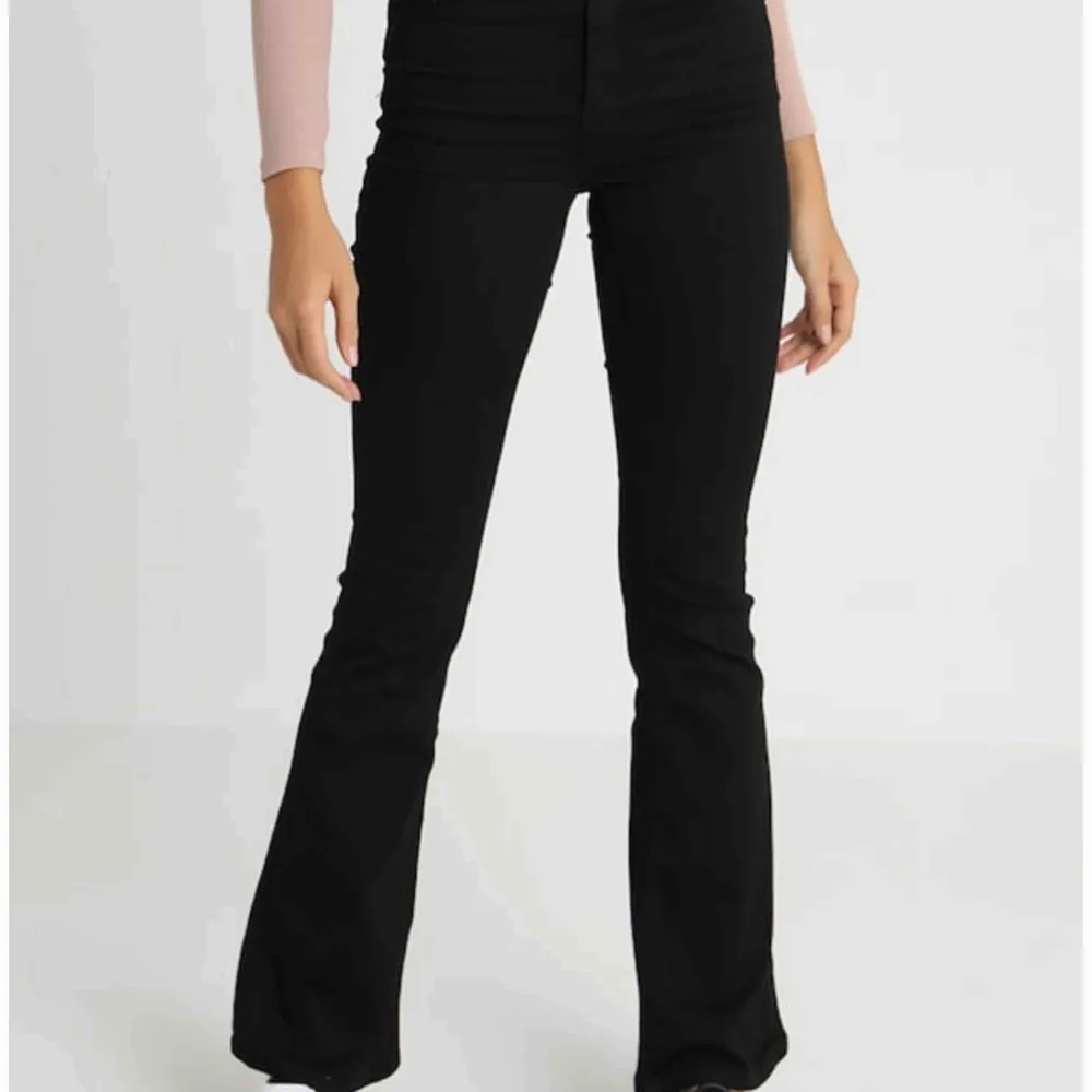 Svarta bootcut jeans från bikbok, endast använda en gång. Nypris 400. Jeans & Byxor.