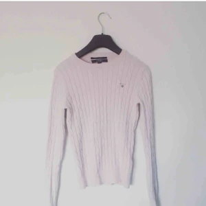  - Ljusrosa kabelstickad tröja från Gant