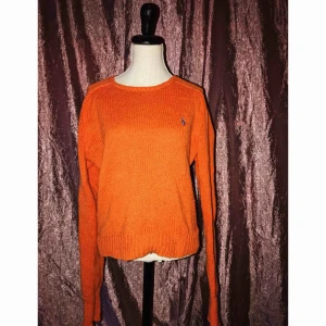  - Stickad tröja från Polo Ralph Lauren. Passar strl S. Har ett litet hål (se bild 2), utöver det är den väldigt fin. 