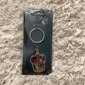  - Oöppnad förpackning, jättefin gryffindor nyckelring! Frakt inräknad
