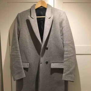  - Säljer nu min älskade Filippa k kappa för den bara hänger i garderoben. Den är i perfekt skick. Ser helt ny ut! Nypris var 4500. Skickas mot en fraktkostnad. Eller hämtas i Sundbyberg. 