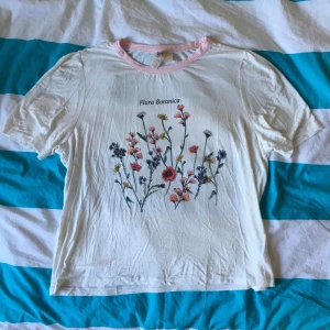  - Tröja från H&M som jag köpte i somras och nu säljer då den sällan används. Materialet är ganska tunt och väldigt mjukt. :)  Jag tar Swish och kan mötas upp i Stockholm/Lidingö, eller skicka tröjan men då tillkommer frakt! 