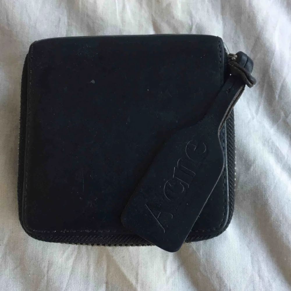 Plånbok från Acne i läder. . Väskor.
