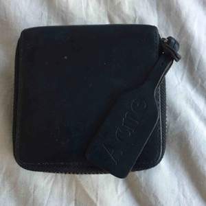 Plånbok från Acne i läder. 