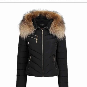  - Hollies jacka i bra skick. Använd 1 vinter. Köpt för 3900. Vill bli av med den så snabbt som möjligt därav priset. Priser kan diskuterad vid snabbaffär 