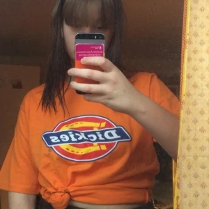  - Helt ny orange Dickies tisha som inte kommit till användning, från junkyard. 