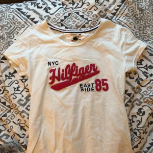  - Hilfiger t-shirt i storlek S. Använd någon gång, dock lite färg på sidan av tröjan från nån penna (ser det ut som) går lätt bort i tvätten, men har även sänkt priset pga fläcken!❗️ Pris: 69kr+ frakt ❗️
