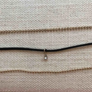 Choker  - 3 stycken snygga chokers. De ska vara nickelfria. 15kr styck, eller 30 för alla. Kommer i en liten tygpåse. Jag står för fraktkostnaden.