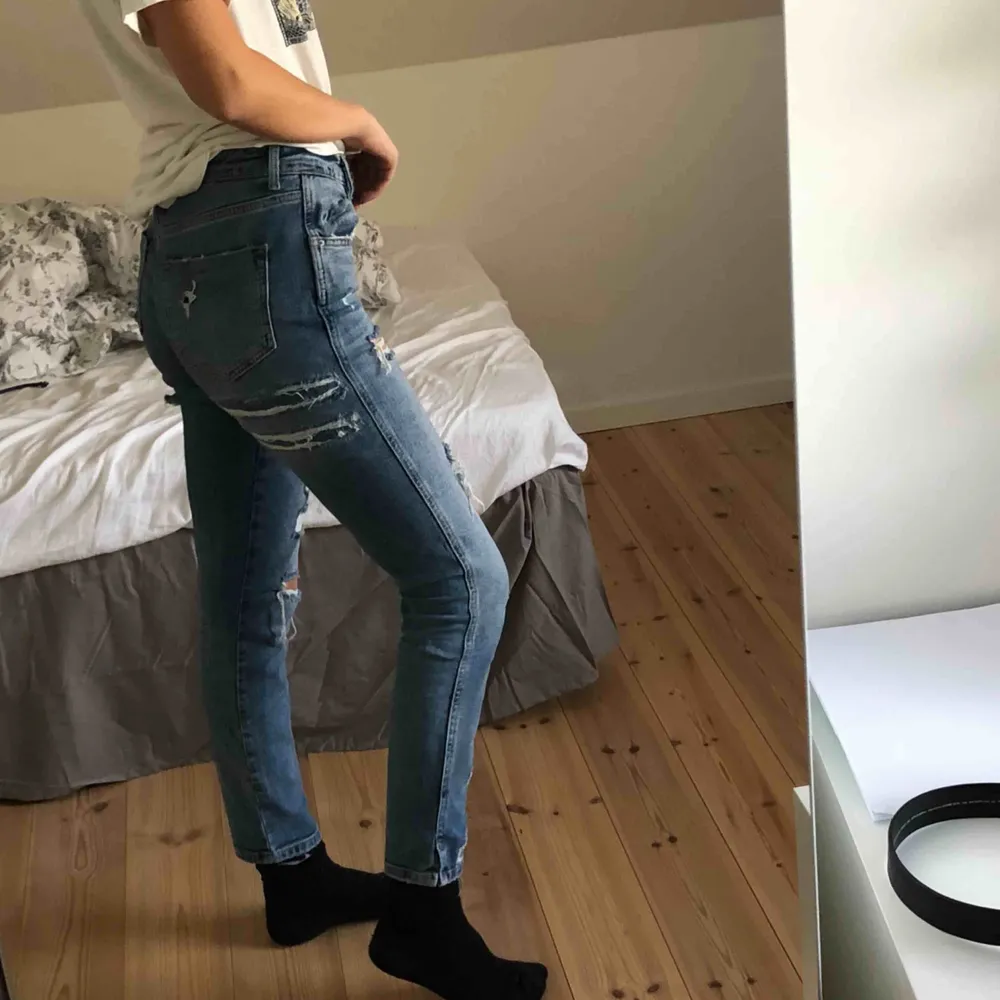 Blåa jeans med hål från zara i storlek 34. Möts upp i Stockholm eller köparen från för frakt. Jeans & Byxor.