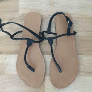  - Sandaler Storlek 37  Hämtas i Bromma eller skickas. Köparen står då för frakt