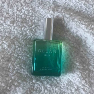  - Parfym från Clean i lukten ”rain”, flaskan innehåller 60ml från början och är använd väldigt lite som syns på bilderna! 