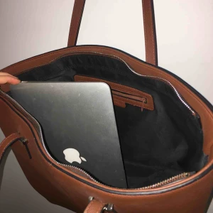  - Väska från märket don Donna (syntetiskt läder) Köpt förra året men bara blivit ståendes! Helt oanvänd och innehåller flera fack, pris kan diskuteras!