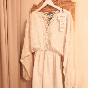  - Nakd Lace Up Lace Dress White Oanvänd - med etiketter kvar (Nypris: 699kr)