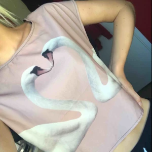  - Supersnygg magtröja med svanmotiv och knappar bak😍 Endast provad, säljer då den inte kommer till användning😊 Strl 34 