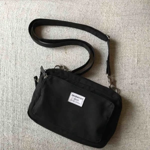  - Svart Sandqvist Ryan väska. Made from organic cotton and recycled polyester. Great condition, only used a couple times. Shipping is extra. 