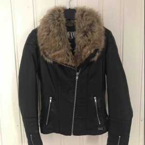  - Jofama by Kenza i storlek 32, skulle säga att den sitter som en storlek S. Flitigt använd, nypris då jag köpte den 3500kr 