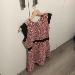  - Klänning från Zara, L men väldigt liten. Mer en S. Lappar kvar. 