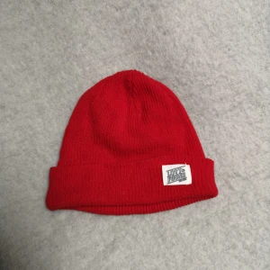  - Röd sotarmössa från Carlings av märket Lost & Found. 100% bomull. 