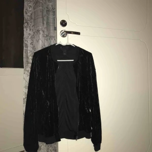  - Oversize ”kofta” från Monika använd en gång, superskön och med dragkedja och fickor!