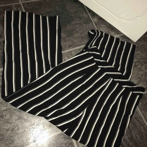  - Aldrig använda byxor med breda ben, ankel längd så passar perfekt även när man är lite kortare, tyvärr lite tighta upptill för mig då det inte är stretch utan dragkedja baktill och i lite finare tyg. 