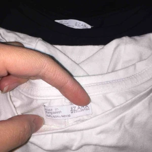  - Två crop top från zara 😋 super snygg men passa till mig inte längre. Pm för intressant ❤️ köparen står för frakt 🛍  