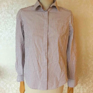  - Snygg skjorta i mycket bra skick, frakt tillkommer