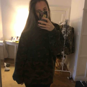  - Skit snygg Kamouflage tröja från TWENTYSEVENTH APPAREL. Den är Oversized och har ett stort svart print framtill. Jätte mysig och skit snygg. Kommer dock inte till användning så mycket som jag velat😕 Kom med eget pris 🌹