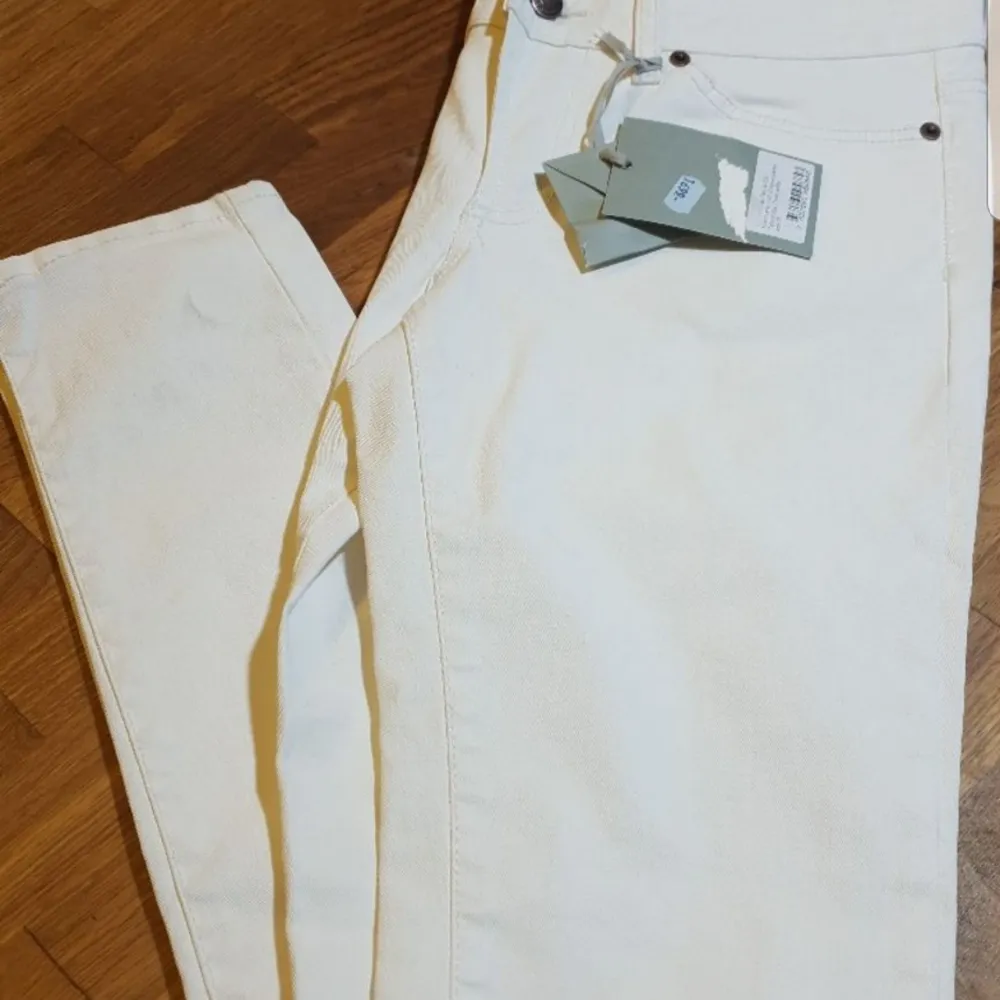 ÅHelt Nya. Ny pris 1699kr storlek: 29/ 32 färg: chalk white Stretch. Jeans & Byxor.